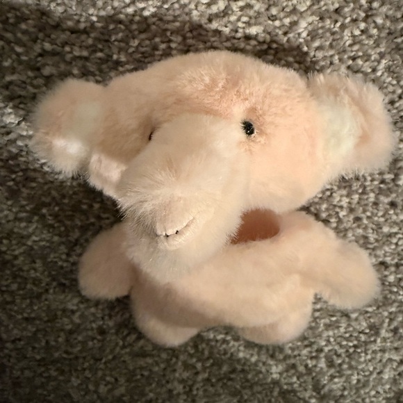 Air pods fuzzy elephant case - Picture 3 of 8